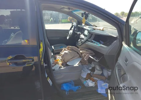 2015 Toyota Sienna Le 7 Passenger z USA, uszkodzony, nr VIN 5TDJK3DC6FS094668